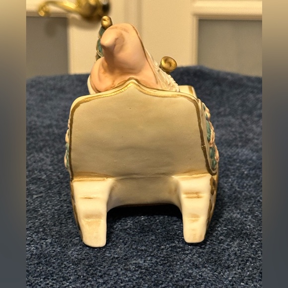 Porcelain musical sleigh holds Santa & gifts. Plays Here Comes Santa Claus. - Picture 5 of 8